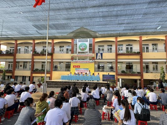 Rất đông quý phụ huynh, các bạn học sinh có mặt tại khuôn viên trường THCS Nguyễn Thái Bình