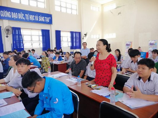 Quý phụ huynh tại trường THCS Phong Phú liên tục đặt câu hỏi cho ban tư vấn 