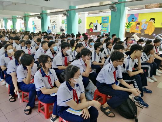 Các em học sinh trường Hùng Vương chăm chú lắng nghe tư vấn
